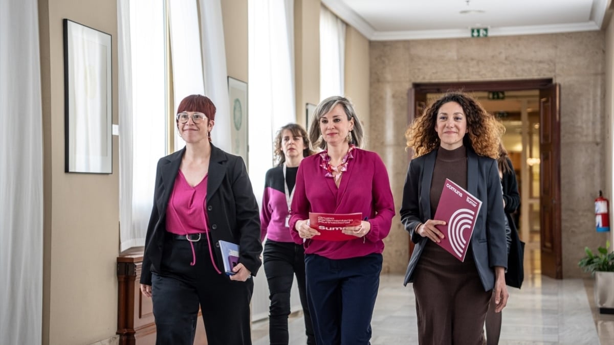 La portavoz de Compromís, Àgueda Micó (i), junto a la portavoz de Sumar, Verónica Martínez (c) y la de los comunes, Aina Vidal (d), en el Congreso