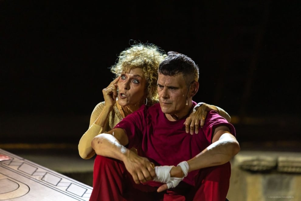 Carmen Conesa y Roberto Enríquez en una de las funciones de 'Coriolano' en el Festival de Mérida de 2024.