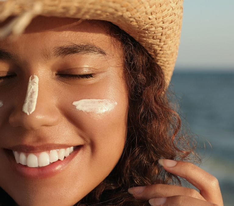 Estos es lo que pasa si te echas crema solar encima del maquillaje