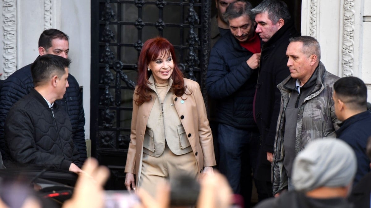 La expresidenta argentina Cristina Fernández saluda a sus seguidores este martes, en Buenos Aires (Argentina).