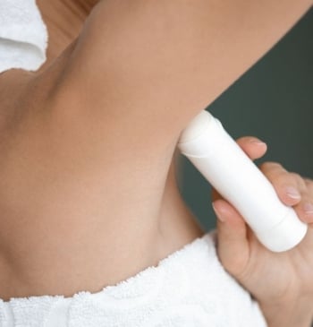 Por qué no deberías echarte desodorante justo después de la ducha