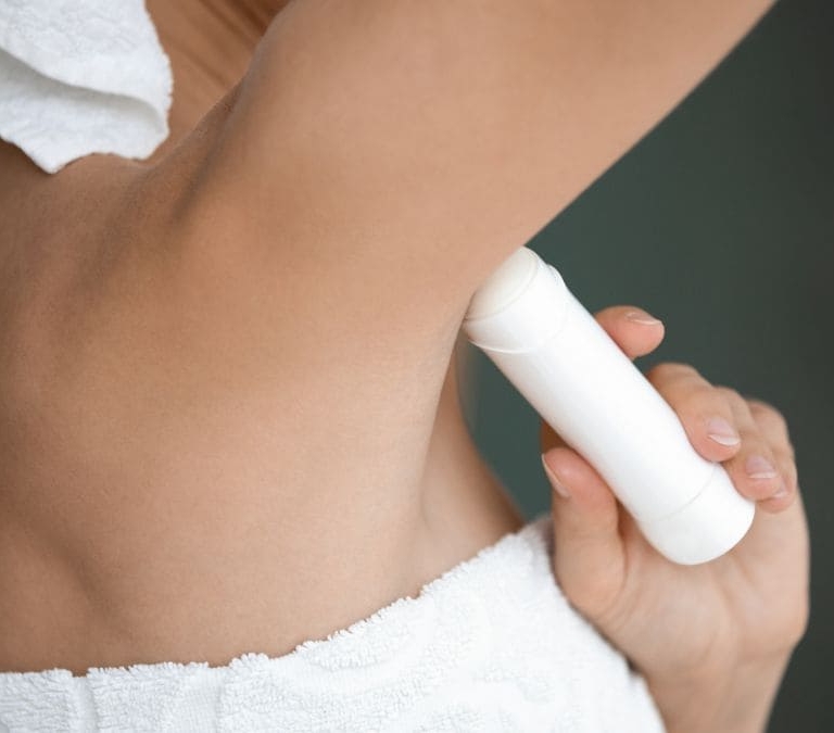 Por qué no deberías echarte desodorante justo después de la ducha