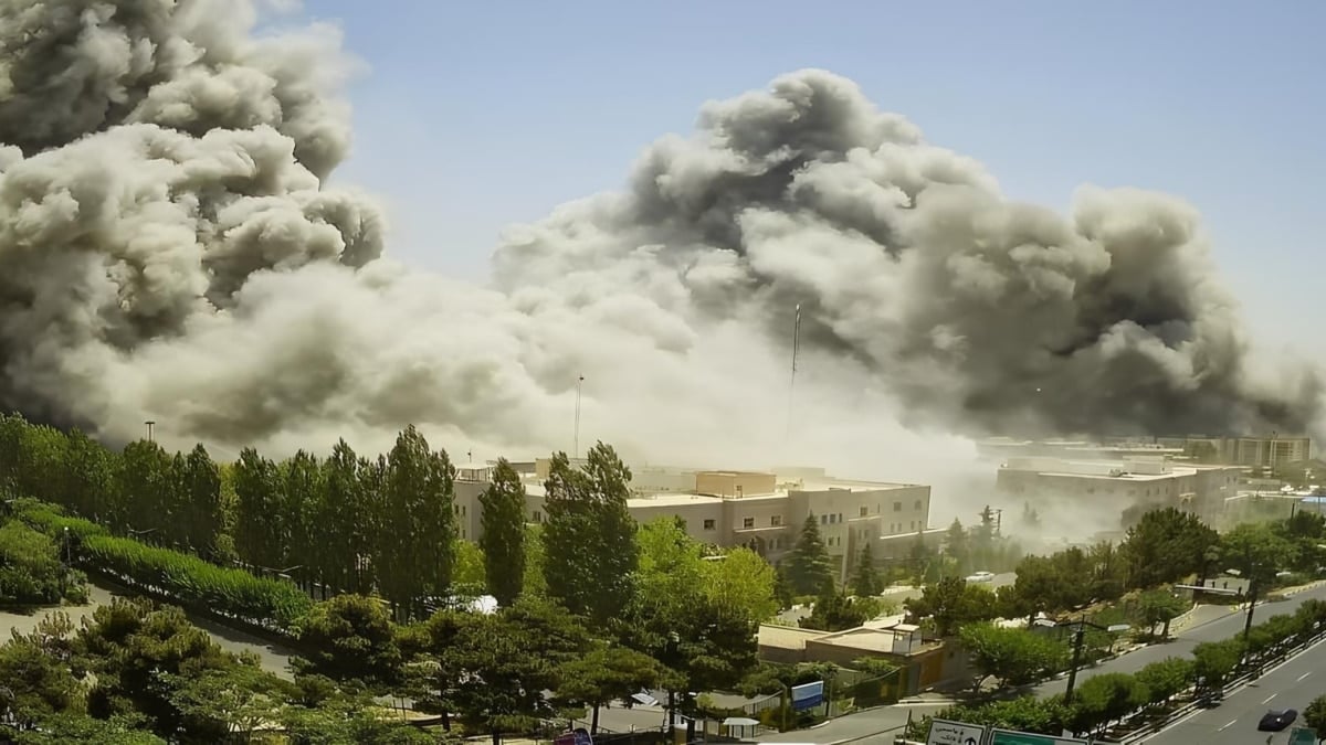 Israel intensifica los bombardeos contra lugares clave del régimen iraní