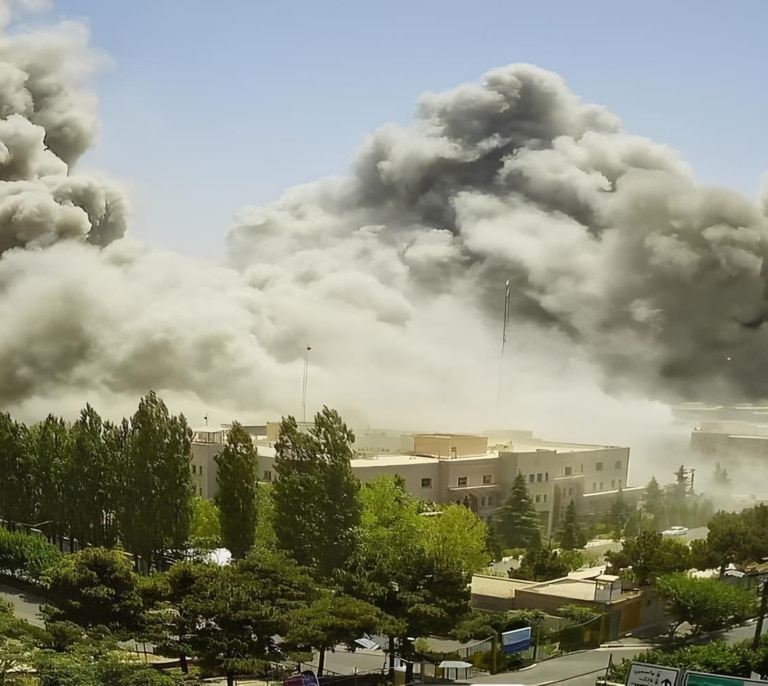 Israel intensifica los bombardeos contra lugares clave del régimen iraní