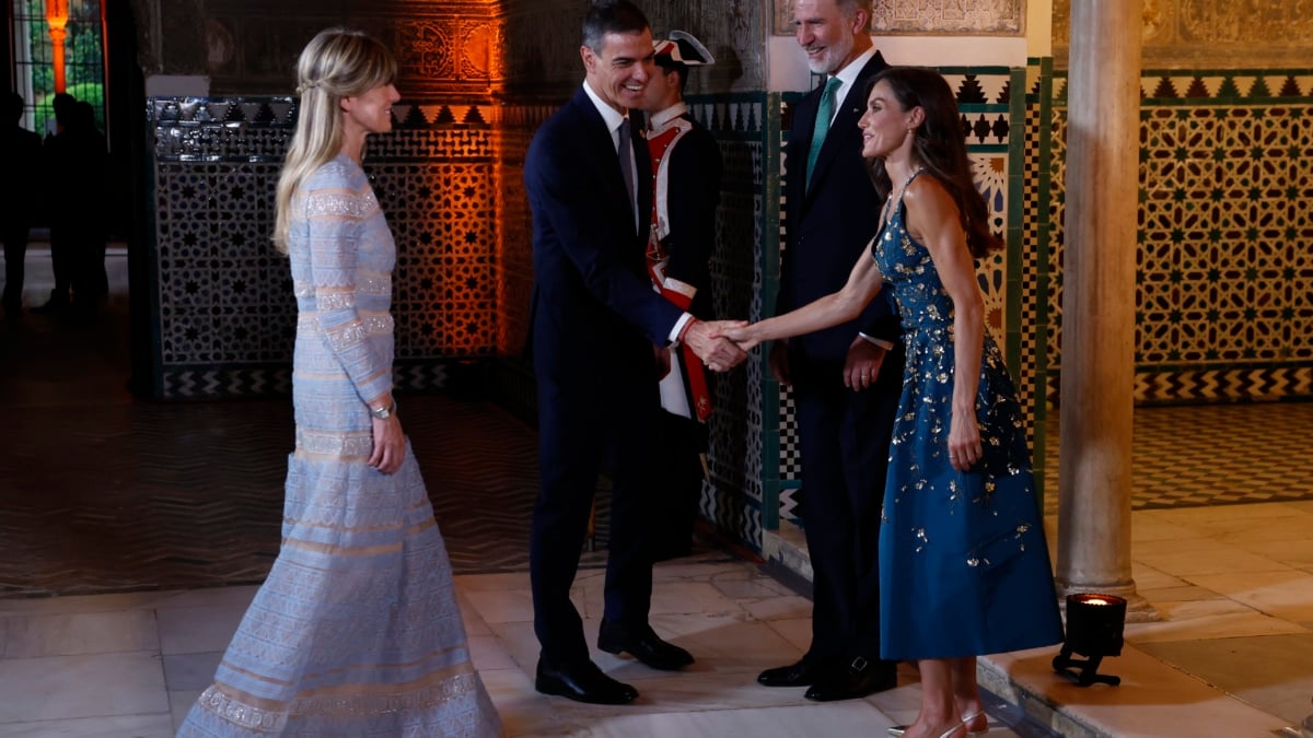 El rey Felipe VI (2d) y la reina Letizia (d) reciben al presidente del Gobierno, Pedro Sánchez (2i), y a su mujer, Begoña Gómez (i).