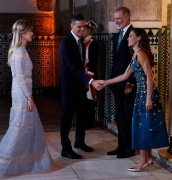 Begoña Gómez reaparece junto a Sánchez en Sevilla con un fallo de [...]