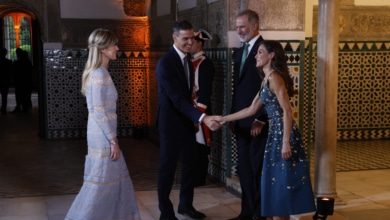 Begoña Gómez reaparece junto a Sánchez en Sevilla con un fallo de protocolo en el saludo al Rey y Letizia