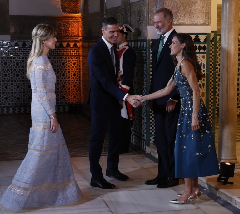 Begoña Gómez reaparece junto a Sánchez en Sevilla con un fallo de protocolo en el saludo al Rey y Letizia