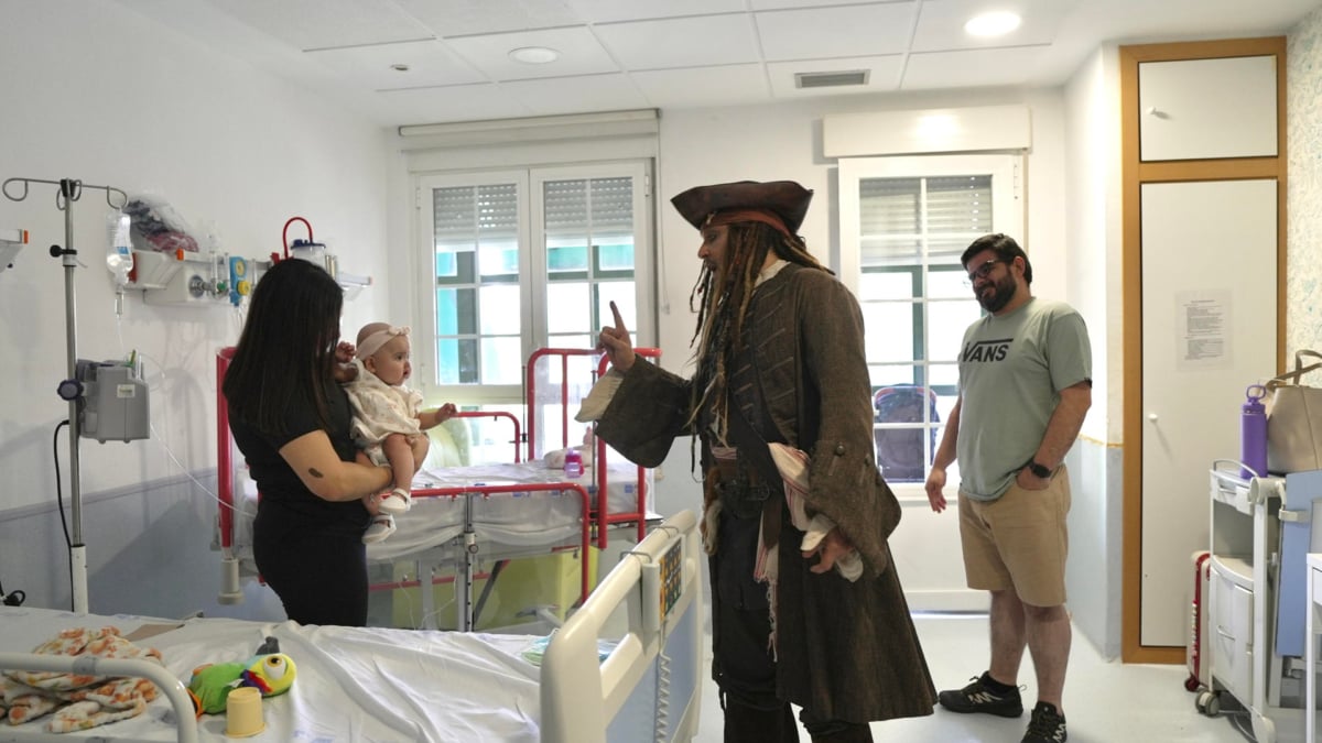 El actor Johnny Depp ha visitado a pacientes del Hospital Niño Jesús de la Comunidad de Madrid disfrazado del capitán Jack Sparrow