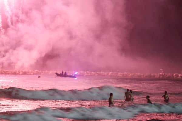 Cientos de personas disfrutan este lunes de la Noche de San Juan en la playa de La Misericordia, en Málaga.