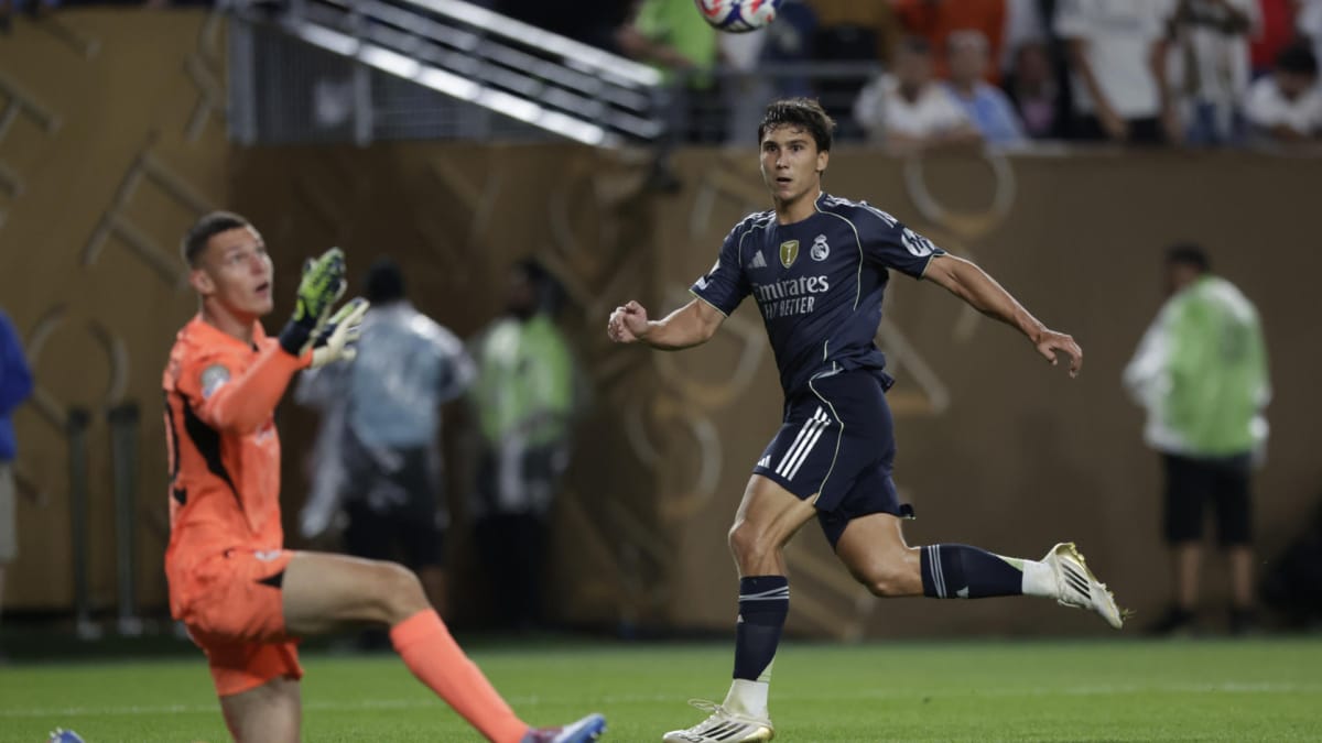 Gonzalo García del Real Madrid anota un gol ante Christian Zawieschitzky de Salzburgo en el último partido de la fase de grupos del Mundial de Clubes.