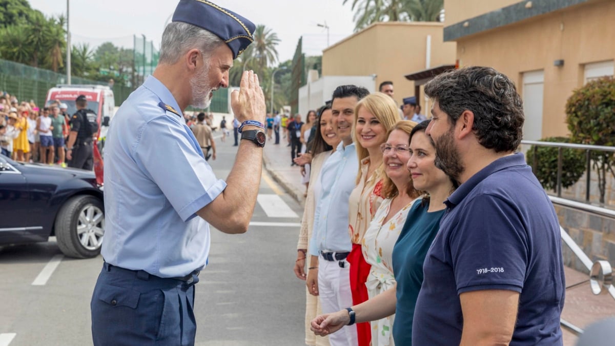 El rey Felipe VI (i) saluda a la presidenta de la Comunidad de Madrid, Isabel Díaz Ayuso.