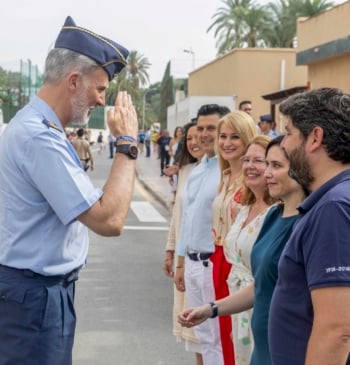 El rey Felipe VI  despide a la Patrulla Águila en el [...]