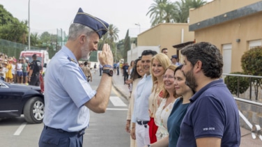 El rey Felipe VI  despide a la Patrulla Águila en el Festival Aire 2025 en San Javier