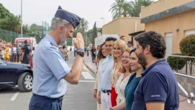 El rey Felipe VI  despide a la Patrulla Águila en el Festival Aire 2025 en San Javier