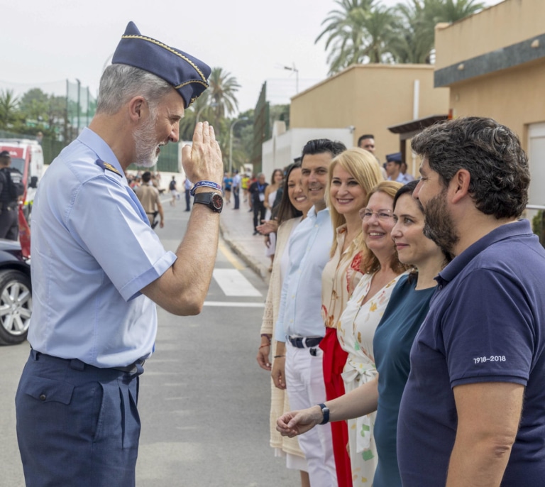 El rey Felipe VI  despide a la Patrulla Águila en el Festival Aire 2025 en San Javier