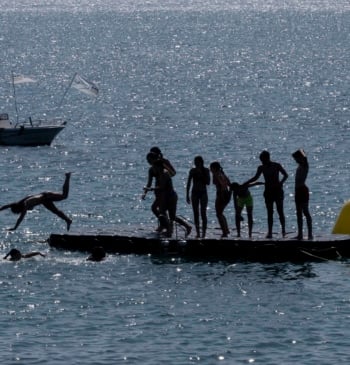 Una mujer muere tras sufrir un corte de digestión en una playa [...]