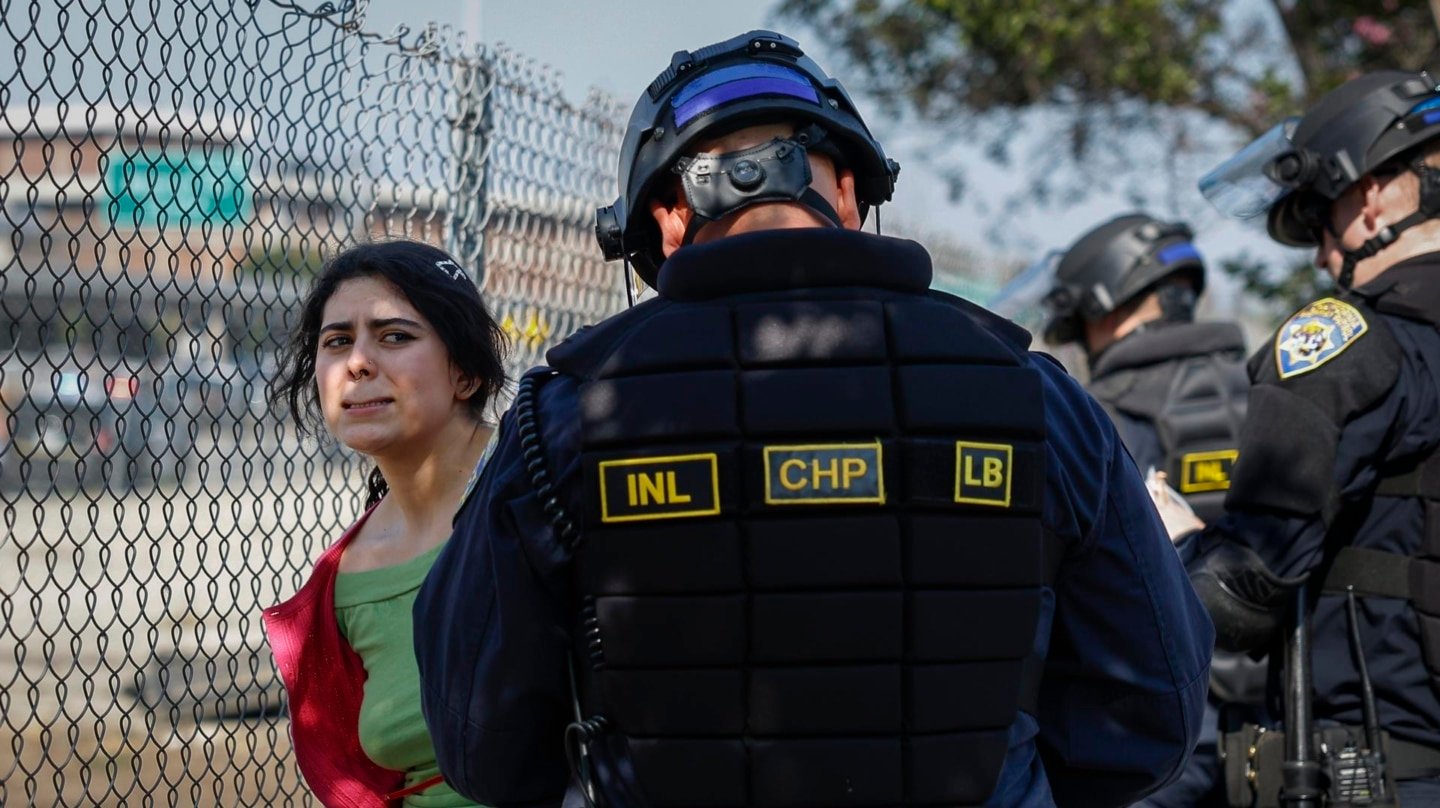 Agentes detienen a una manifestante en Los Ángeles, California, el 10 de junio.