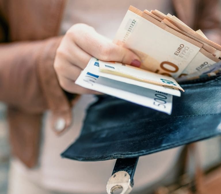 Estas es la cantidad de dinero en efectivo que puedes llevar encima si viajas en verano
