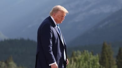 Trump abandona la diplomacia: dice que Irán debe "rendirse incondicionalmente" y que sabe dónde se esconde Jamenei