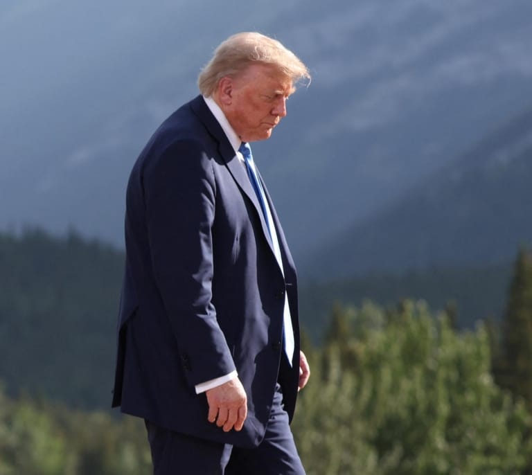 Trump abandona la diplomacia: dice que Irán debe "rendirse incondicionalmente" y que sabe dónde se esconde Jamenei