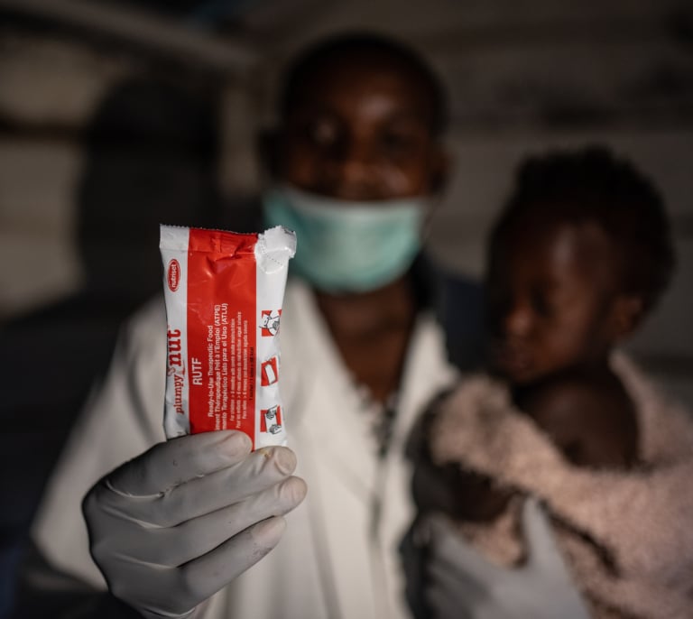 Un sobre que salva vidas: el RUTF y la lucha contra la desnutrición infantil en África