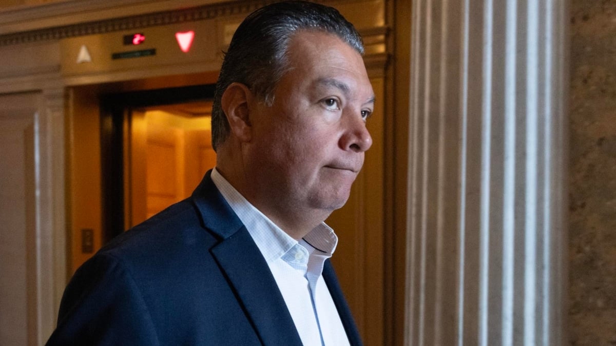 Fotografía de archivo fechada el 20 de junio de 2024 del senador demócrata de California, Alex Padilla, caminando cerca del recinto del Senado en el Capitolio en Washington.
