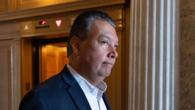Un senador de EEUU es esposado y expulsado en una rueda de prensa sobre las protestas de Los Ángeles