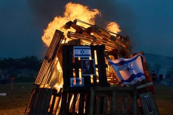 Imágenes del Primer Ministro de Israel, Benjamín Netanyahu, y la bandera de Israel en la hoguera de la localidad navarra de Zizur Mayor,