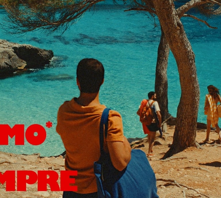 Lo mismo de siempre, pero mejor: Estrella Damm inaugura el verano con su campaña más reconocible
