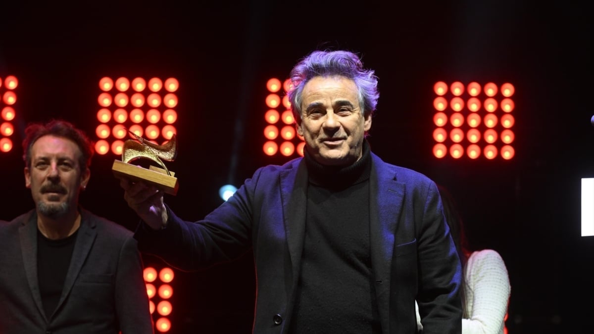 Eduard Fernández durante la gala de entrega de los Premios Unión de Actores el pasado 10 de marzo, de manos de Antonio Molero, miembro del jurado que le ha otorgado el Premio Nacional de Cinematografía.