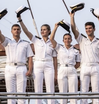 Una princesa en Nueva York: música, bandera y guardias en el Hudson