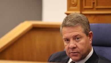 El PP carga de nuevo contra Page para que sus ocho diputados rompan al PSOE de Sánchez