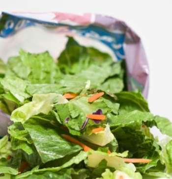 Lo OCU señala por qué debería lavar las ensaladas que vienen en [...]