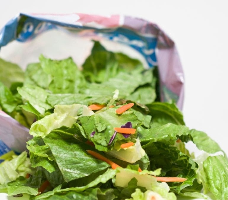 Lo OCU señala por qué debería lavar las ensaladas que vienen en bolsa
