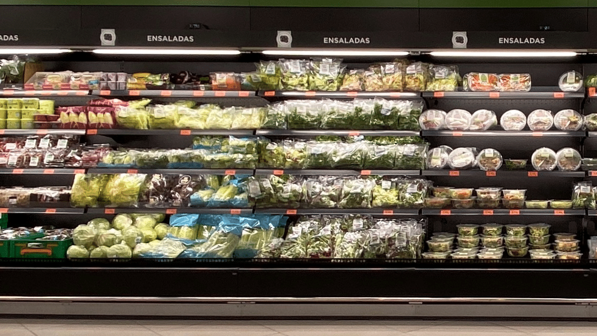 Sección de ensaladas en un supermercado.