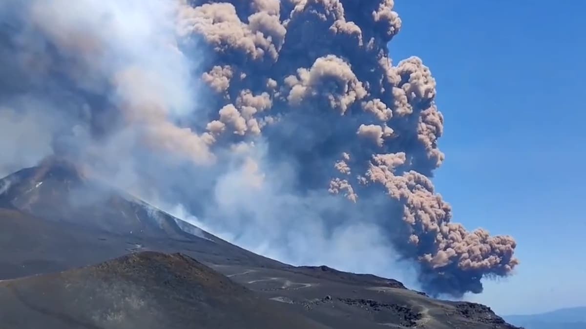 El volcán italiano Etna vuelve a entrar en erupción provocando una columna de humo de más de 5.000 metros de altura