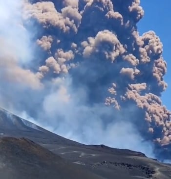 El volcán italiano Etna vuelve a entrar en erupción provocando una columna [...]