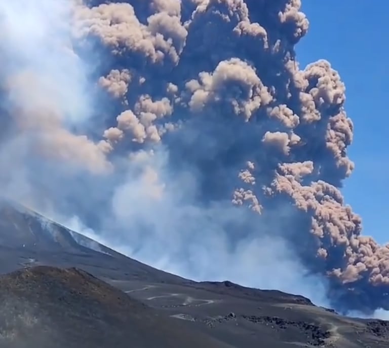 El volcán italiano Etna vuelve a entrar en erupción provocando una columna de humo de más de 5.000 metros de altura