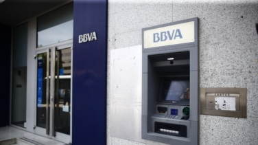 La CNMC desdeña la alternativa de Correos a los cajeros en su análisis de la opa del BBVA