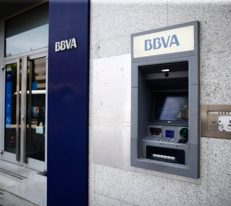 La CNMC desdeña la alternativa de Correos a los cajeros en su análisis de la opa del BBVA