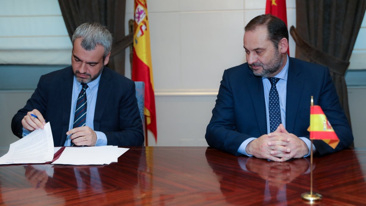 El exministro de Fomento José Luis Ábalos observa en una imagen de 2019 al presidente y consejero delegado de Aena, Maurici Lucena.