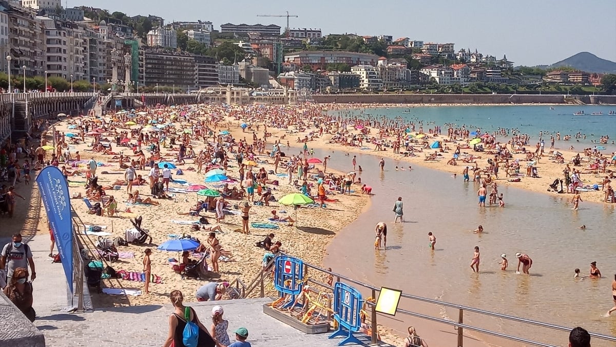 Bañistas en la Playa de la Concha en San Sebastián