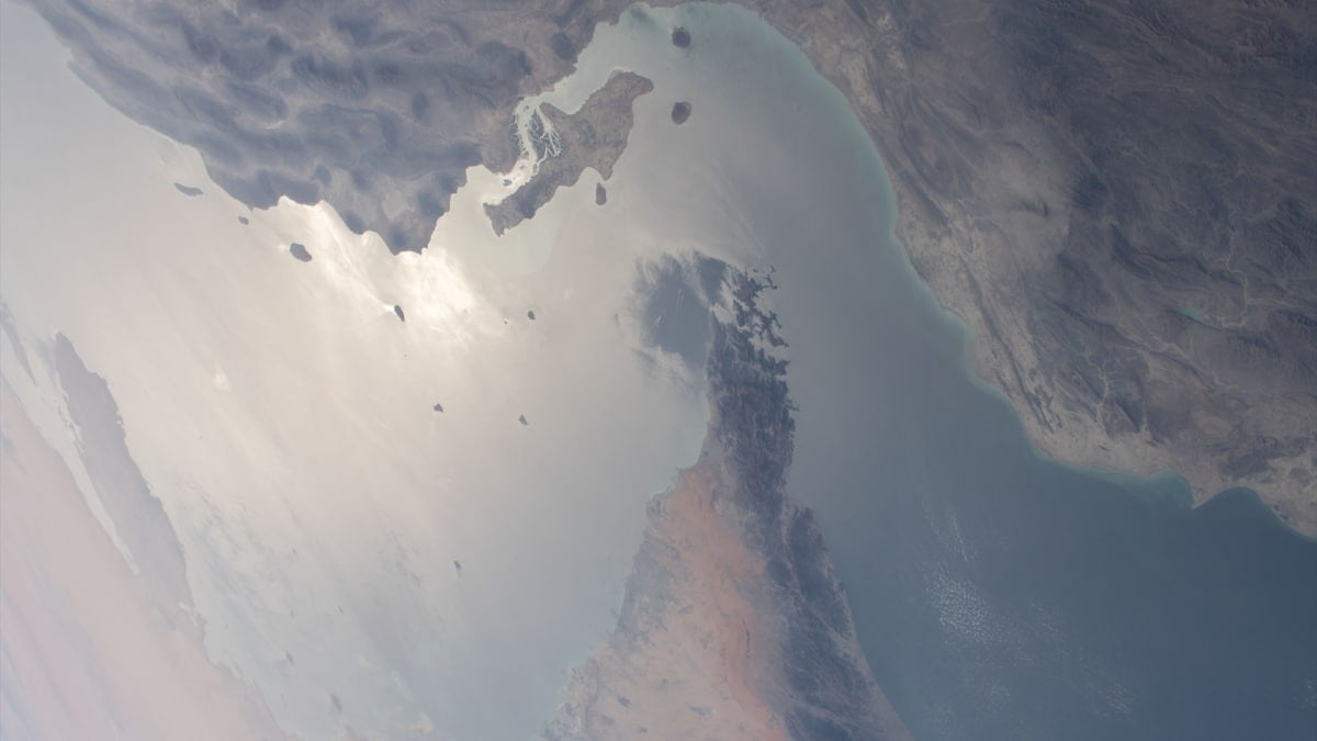 El Parlamento de Irán aprueba el cierre del estrecho de Ormuz, por donde pasa el 20% del crudo mundial