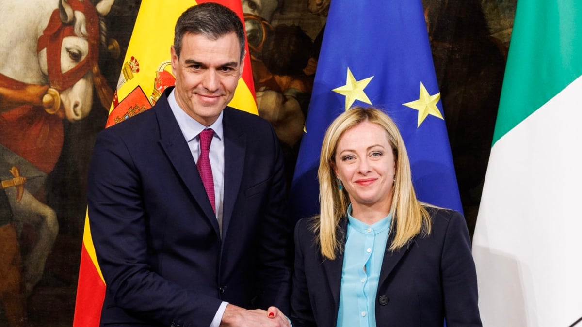 Pedro Sánchez con Giorgia Meloni.