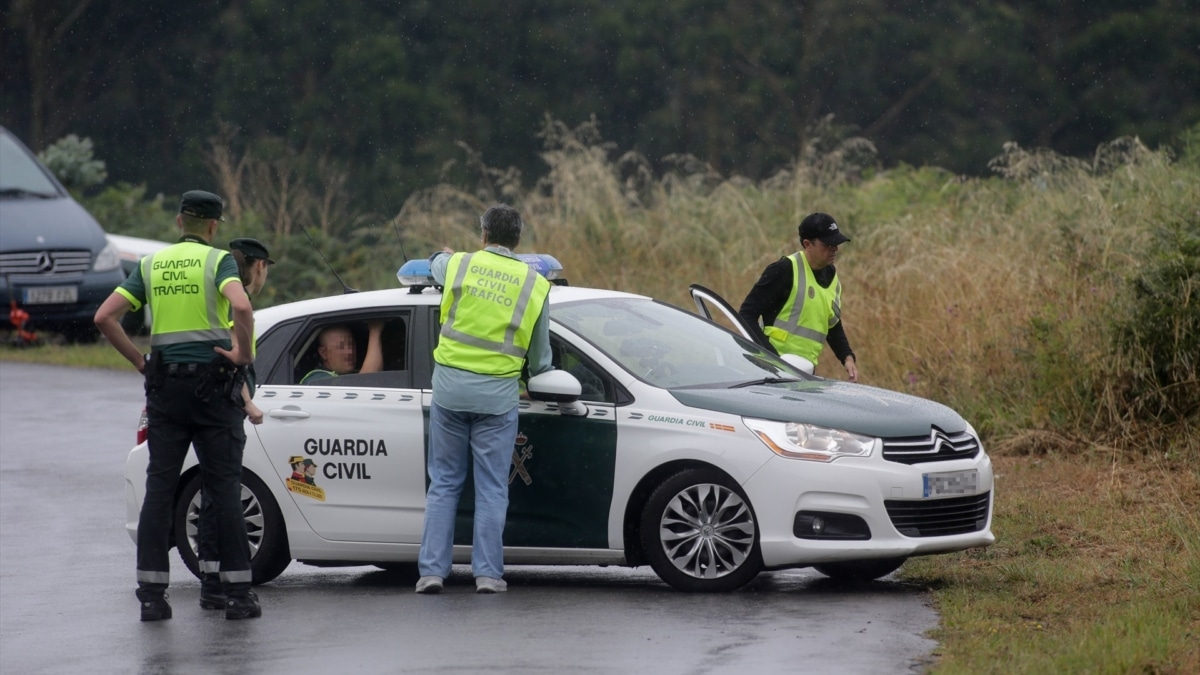 Varios agentes y un vehículo de la Guardia Civil.