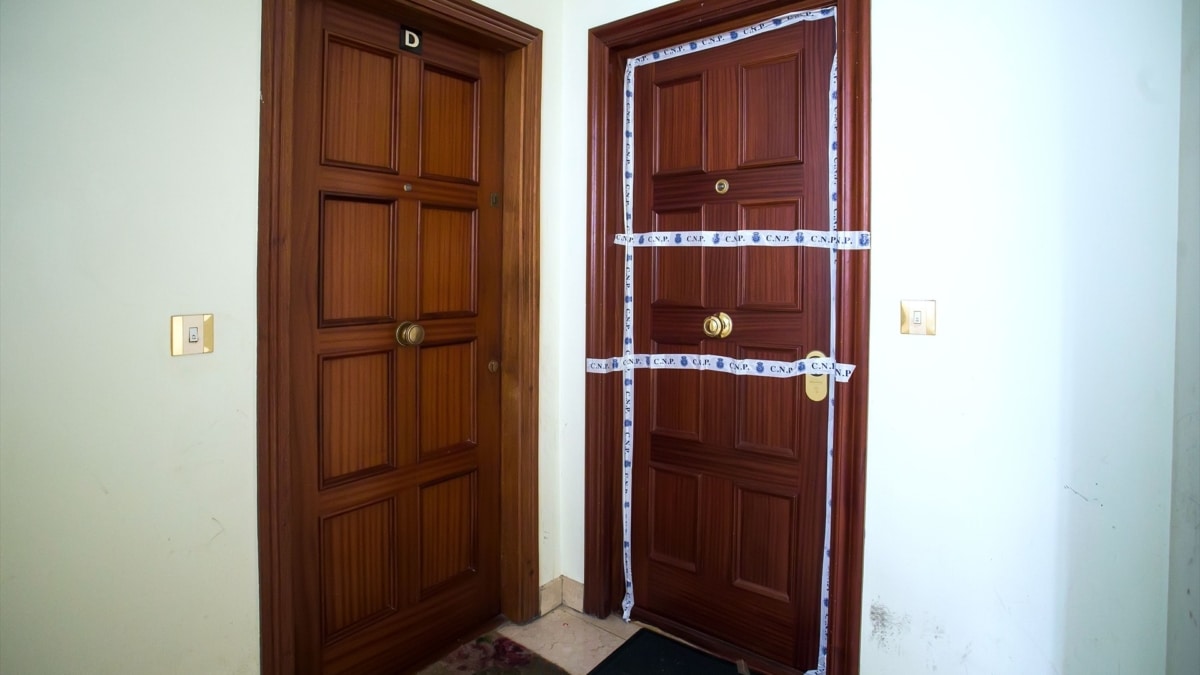 Puerta de la vivienda dónde han tenido lugar los hechos.