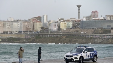 Detienen en A Coruña a un hombre que robó un autobús y lo estrelló contra un puente del siglo XV