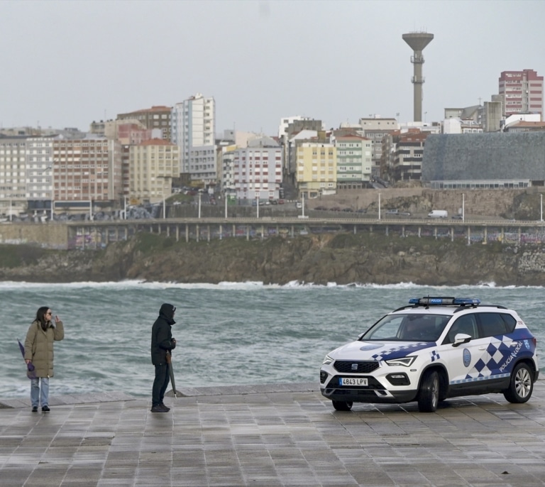 Detienen en A Coruña a un hombre que robó un autobús y lo estrelló contra un puente del siglo XV