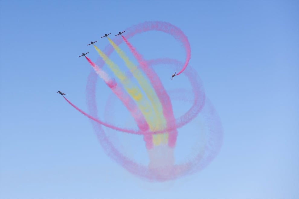La 'Patrulla Águila' realiza unas maniobras durante los actos previstos con motivo del Día de las Fuerzas Armadas 2024, en la playa de San Lorenzo, a 24 de mayo de 2024, en Gijón, Asturias 